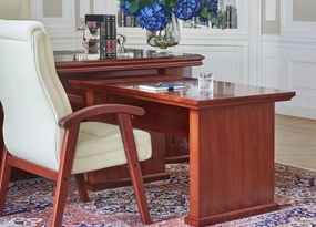Eleganckie krzesło gabinetowe Consul tapicerowane skórą naturalną w kolorze brązowym, czarnym lub kremowym. Krzesło ma drewnianą ramę i podłokietniki, jest wygodne i solidnie wykonane.