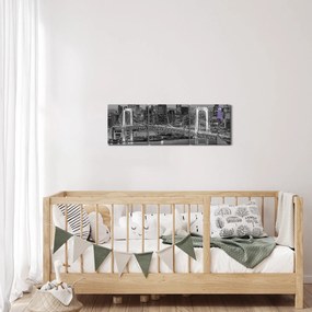 Obraz - Duże miasto z fioletową wieżą (z zegarem) (90x30 cm)
