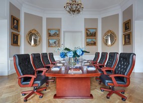 Elegancki fotel gabinetowe Consul tapicerowany skórą naturalną w kolorze brązowym, czarnym lub kremowym. Fotel ma drewnianą ramę i podłokietniki, mechanizm tilt, jest wygodne i solidnie wykonane.