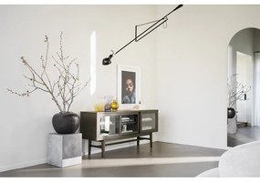 Brązowa witryna w dekorze dębu z drzwiami przesuwnymi 170x75 cm Hazelton – Rowico