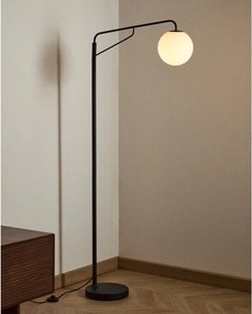 Biało-czarna lampa stojąca ze szklanym kloszem (wysokość 164 cm) Eilo – Kave Home