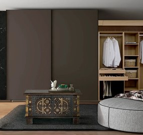 Ciemnobrązowy pień z drewna mango