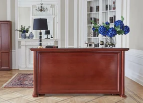Elegancka lada recepcyjna z niezależnym biurkiem. Lada fornirowana drewnem sapeli. Wymiary lady 180x50x110 cm, wymiary biurka 150x80x70 cm.