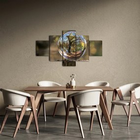 Obraz - Odbicie w szklanej kuli (125x70 cm)