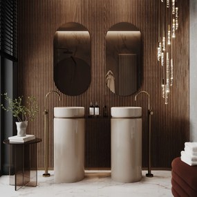 Dwie umywalki z konglomeratu wolnostojące okrągłe 85 x 40 cm RONA bez przelewu połączone półką szklaną | Różne kolory półki : Kolor szklanej półki - Niebieski, Kolor umywalki RONA - Beż połysk, Podłączenie syfonu - Do podłogi