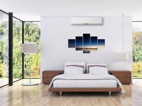Obraz latarni morskiej w oddali (125x70 cm)