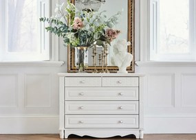 Stylowa biała komoda z 5 szufladami Lily, do salonu lub sypialni. Dekoracyjne fronty i białe gałki z ceramiki. Angielskie białe meble Victoria.