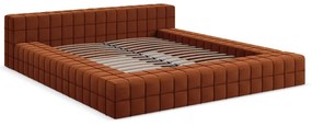 Tapicerowane łóżko dwuosobowe w kolorze terakoty ze stelażem 160x200 cm Akela – Makamii