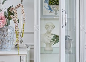 Stylowa witryna do salonu Elisabeth, wymiary 60x48x200 cm. 1-drzwiowa witryna szklana prawostronna, szuflada i szklane półki. Meble Victoria.