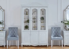 Biały regał 3-drzwiowy Lyra, o wymiarach 139x43x223 cm. Górna część przeszklona, dolna zabudowana. Zdobiona sztukaterią, angielski styl.