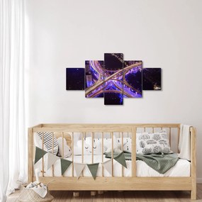 Obraz dużego skrzyżowania w nocy (125x70 cm)