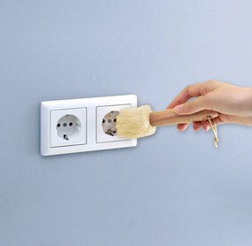 Szczotka do czyszczenia gniazdek elektrycznych