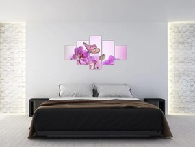 Obraz - Motyl na kwiatach orchidei, liliowy (125x70 cm)
