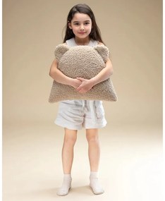 Jasnobrązowa poduszka na sofę dziecięcą z materiału bouclé Bear – Wigiwama