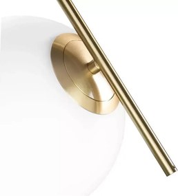 Lampa wisząca w złotym kolorze z kulistym mlecznym kloszem