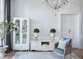 Stylowa biała szafka pod telewizor Sybilla 180x58x62 cm. Komoda rtv z podwójnymi drzwiami, półką i szufladą, delikatne zdobienia. Angielski styl, białe meble.