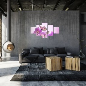 Obraz - Motyl na kwiatach orchidei, liliowy (125x70 cm)