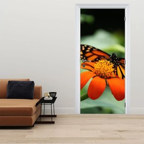 Fototapeta na drzwi - Motyl na kwiatku (95x205cm)