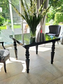 Czarny stół, toczone nogi, wysoki połysk.