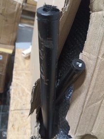 PROMOCJA Ciemnoszare aksamitne krzesło COMO z czarnymi nogami II gatunek