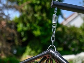 Czarny fotel wiszący KOKON ze stojakiem