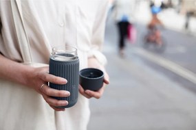 Ciemnoszary szklany kubek podróżny 340 ml – Black + Blum