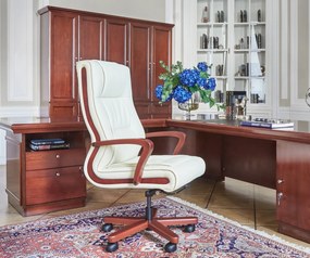 Klasyczny skórzany fotel do biura wygodny ze skóry naturalnej Ambassador. Podłokietniki i rama z drewna, skórzana tapicerka dostępna w kolorach czarnym, brązowym i kremowym. Meble klasyczne gabinetowe.