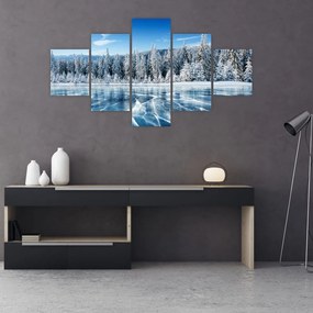 Obraz zamarzniętego jeziora i pokrytych śniegiem drzew (125x70 cm)