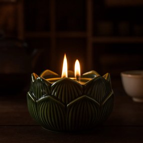 Świeczka w porcelanowym kielichu w kształciekwiatu 12 x 7,8 cm, zielona