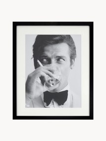 Oprawiony druk cyfrowy James Bond Drinking, 30 x 40 cm