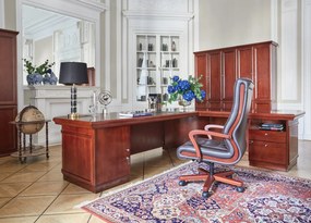 Klasyczny skórzany fotel do biura wygodny ze skóry naturalnej Ambassador. Podłokietniki i rama z drewna, skórzana tapicerka dostępna w kolorach czarnym, brązowym i kremowym. Meble klasyczne gabinetowe.