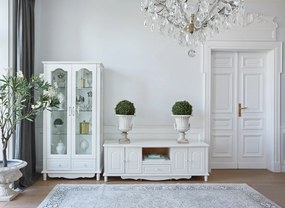 Stylowa biała szafka pod telewizor Sybilla 180x58x62 cm. Komoda rtv z podwójnymi drzwiami, półką i szufladą, delikatne zdobienia. Angielski styl, białe meble.