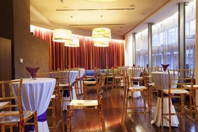 Hoker restauracyjny Chiavari Bar 75 z wysokim oparciem