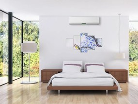 Obraz - ptak na drzewie z niebieskimi kwiatami (125x70 cm)