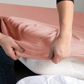 Brzoskwiniowe dżersejowe prześcieradło z gumką 240x220 cm Amber – Restilo