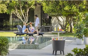 Plastikowy okrągły stolik ogrodowy z pojemnikiem na lód ø 49,5 cm Cool – Keter