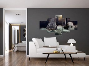 Obraz - Statek płynący przez wzburzone fale (125x70 cm)