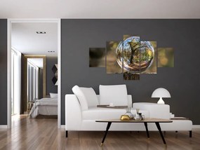 Obraz - Odbicie w szklanej kuli (125x70 cm)