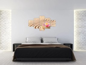 Obraz kamienia z kwiatem na piasku (125x70 cm)