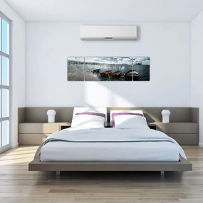 Obraz - Drewniane łodzie na jeziorze (170x50 cm)