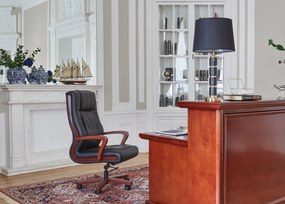 Klasyczny skórzany fotel do biura wygodny ze skóry naturalnej Ambassador. Podłokietniki i rama z drewna, skórzana tapicerka dostępna w kolorach czarnym, brązowym i kremowym. Meble klasyczne gabinetowe.