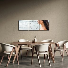 Obraz kobiety na plaży (z zegarem) (90x30 cm)