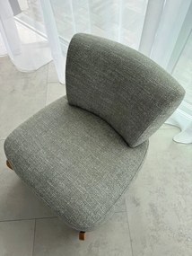 ASTER kompaktowy fotel w stonowanej zieleni na drewnianych nogach