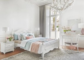 Stylowe, białe łóżko sypialniane Caroline, dostępne wymiary 140x200, 160x200 i 180x200. Rama frezowana, zagłówek ze sztukaterią, w rogach tralki.