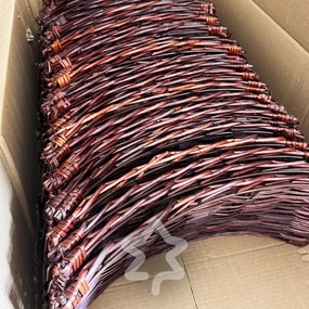 Brązowy kosz pod choinkę