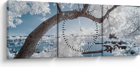 Obraz ośnieżonego drzewa nad wodą (z zegarem) (90x30 cm)
