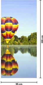 Fototapeta na drzwi - Balon na ogrzane powietrze na jeziorze (95x205cm)
