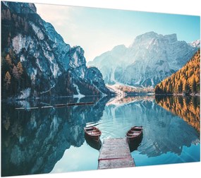 Obraz na szkle - Łodzie na jeziorze Braies (70x50 cm)
