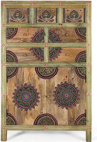 Bufet w naturalnym lesie Manguier