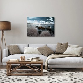 Obraz na szkle - Drewniane łodzie na jeziorze (70x50 cm)
